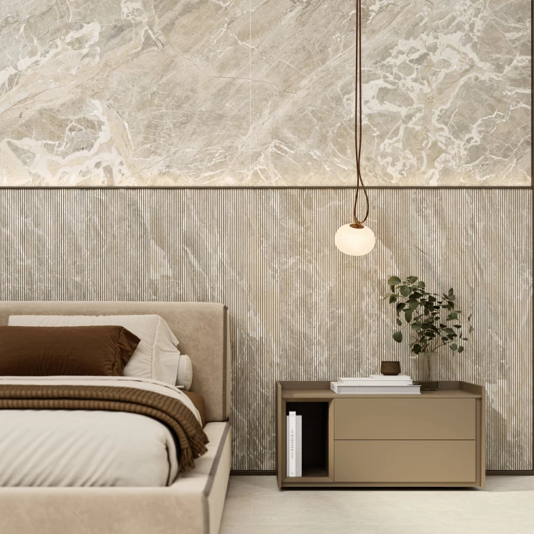 Dettaglio di camera da letto luminosa con pannelli a tutta altezza in gres effetto marmo Aurelia Vein di Atlas Plan.