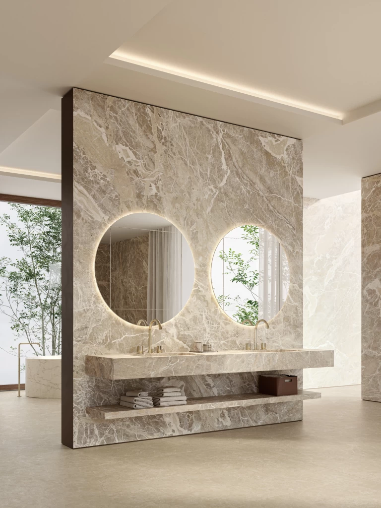 Bagno di design con parete divisoria, top lavabo e mensola in gres effetto marmo Aurelia Vein di Atlas Plan, con doppio specchio retroilluminato.
