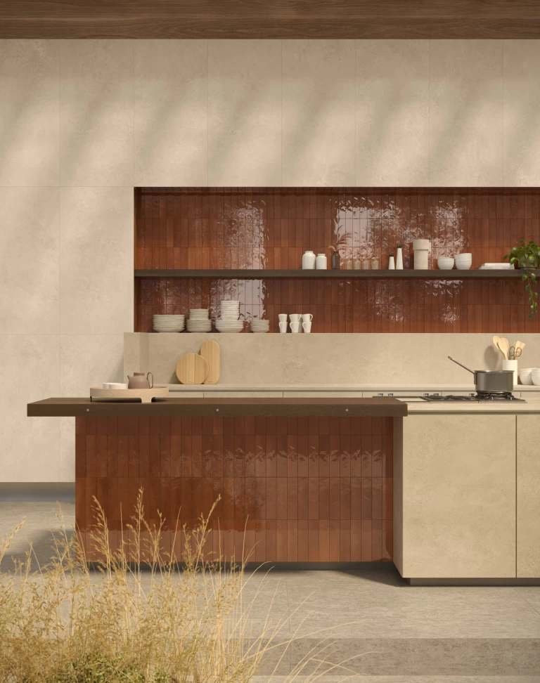 Vista frontale della cucina con top e ante in Boost Hux Dune, dove le spatolature delicate si accostano alle nuance terracotta della nicchia.