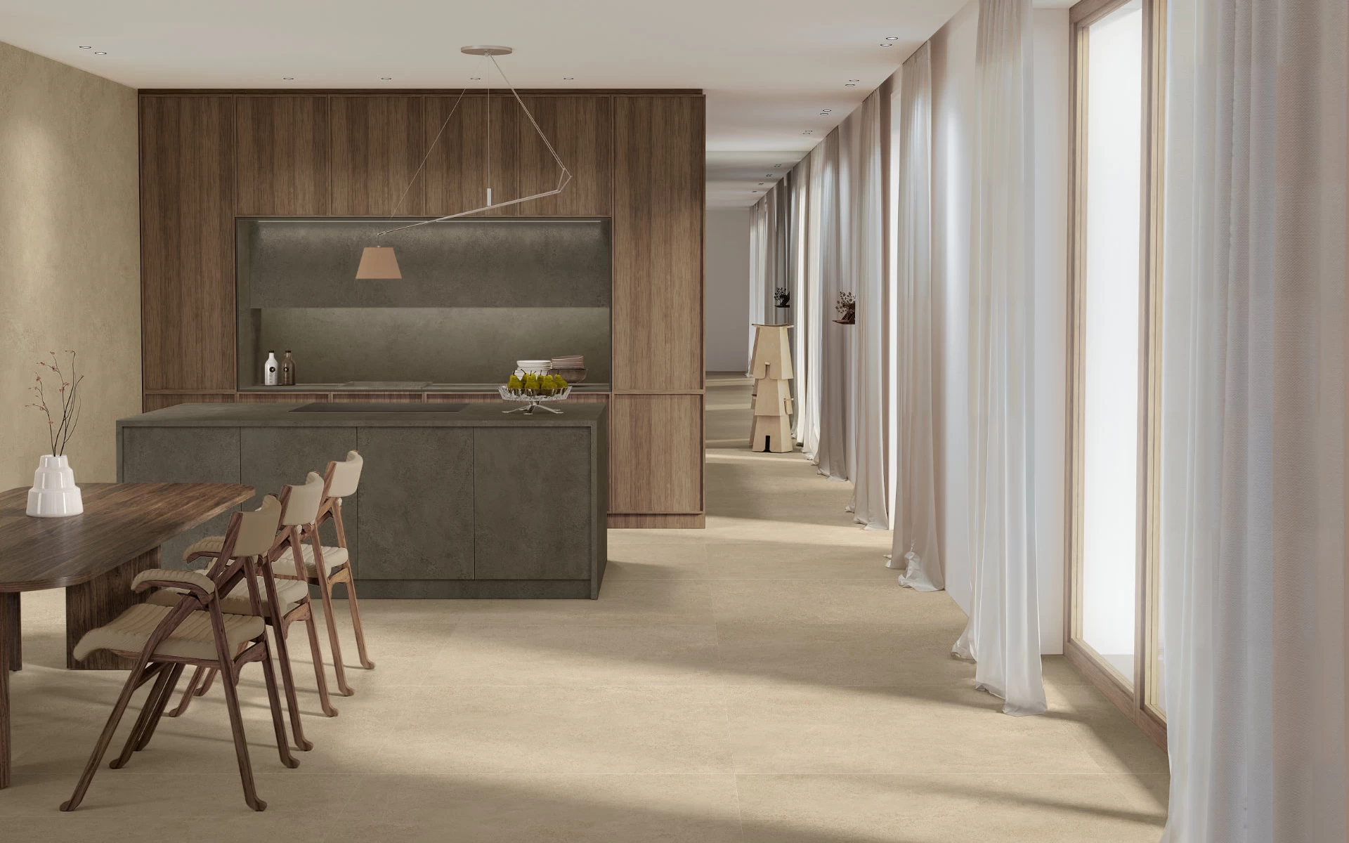 Cucina con isola e parete attrezzata in gres effetto cemento Boost Hux Moka di Atlas Plan, abbinati al legno scuro delle ante e a un pavimento dai toni sabbia.
