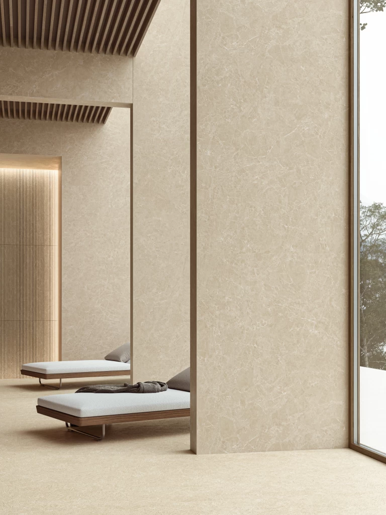 Dettaglio della spa con pareti e volumi in gres porcellanato Breccia Cream, valorizzati dalla luce naturale che esalta le venature delicate su fondo crema.