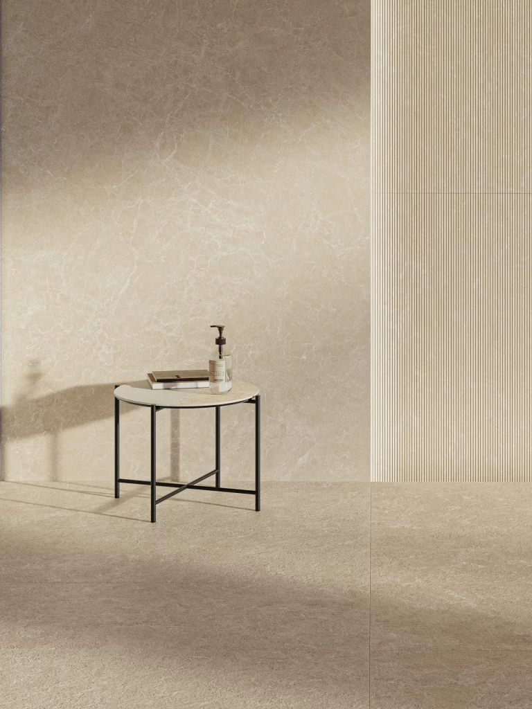 Dettaglio dell'area relax con interni rivestiti in gres effetto marmo Breccia Cream, per uno stile elegante e luminoso