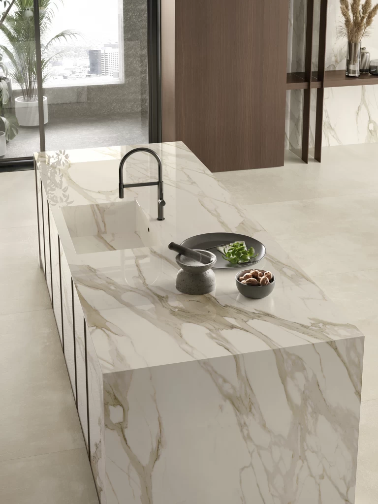 Calacatta Bernini: marble look large stoneware slabs by Atlas Plan