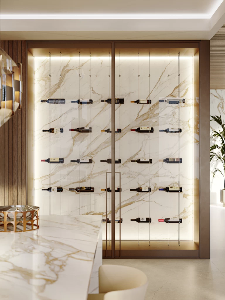 Cantina vini a vista con fondo in gres porcellanato Calacatta Oro, valorizzato dall'illuminazione che esalta le venature dorate su fondo bianco.