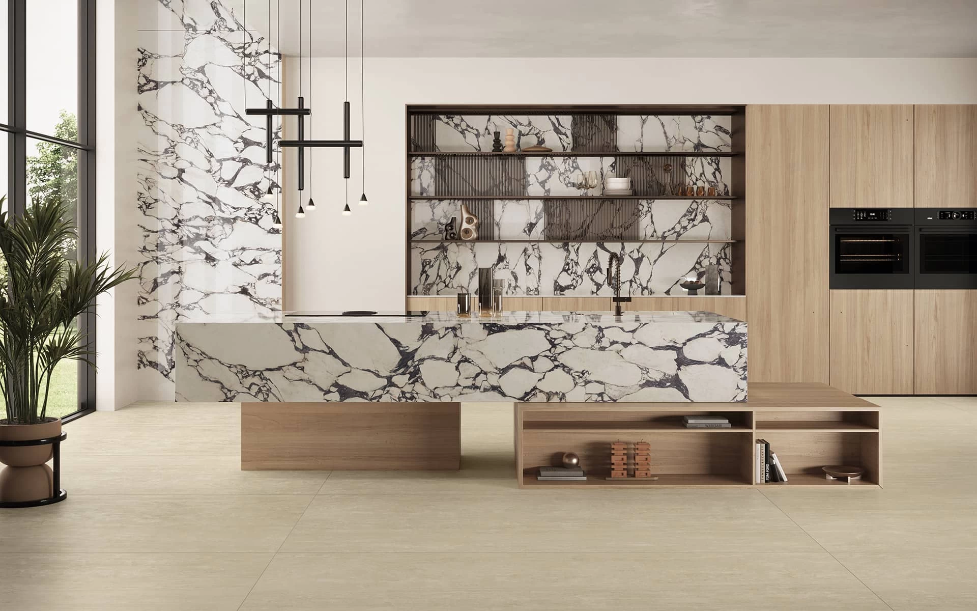 Moderne Küche mit zentraler Insel, verkleidet mit Calacatta Viola Feinsteinzeug in Marmoroptik von Atlas Plan, mit kräftiger violetter Maserung auf warmweißem Hintergrund.