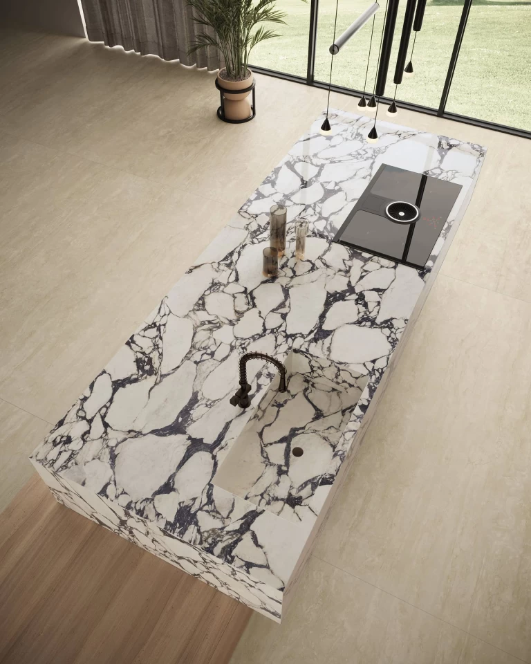 Offenes Küchendesign mit zentraler Insel und Akzentwand in Calacatta Viola Marmoroptik, für ein elegantes und wirkungsvolles Ambiente.