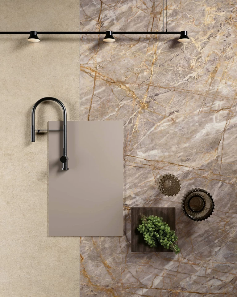 Stilkomposition aus Natural Roots Platten, Glas- und Metallaccessoires sowie einer minimalistischen schwarzen Armatur.