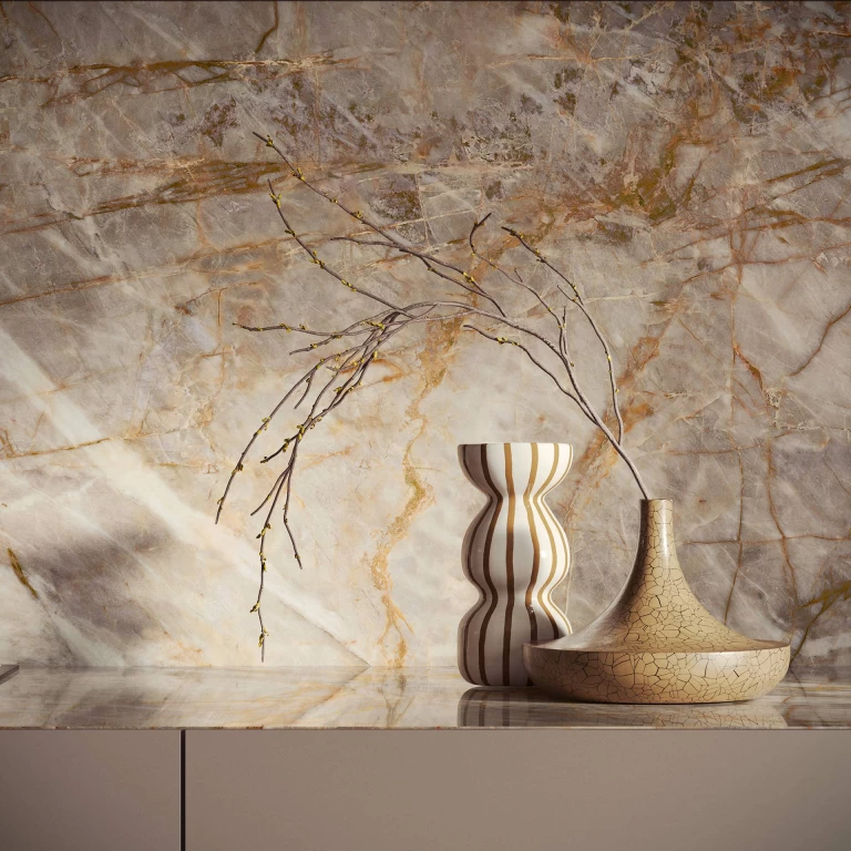 Detailansicht des Spülbeckens in der Natural Roots Arbeitsplatte mit beige-, haselnuss- und goldfarbenen Maserungen.