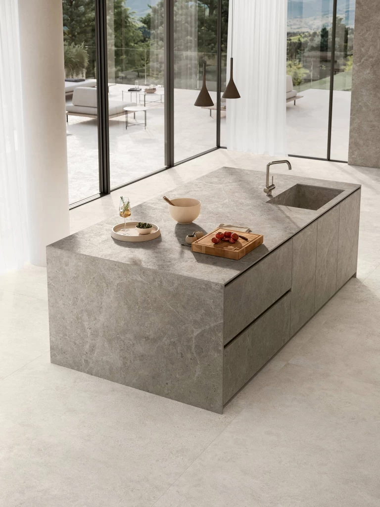 Top-down view of the Nyra Mist island with integrated sink and finely veined porcelain worktop.