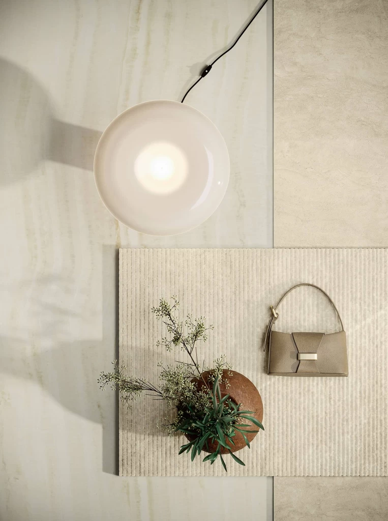Materialkomposition aus poliertem Onyx Ivory Feinsteinzeug, strukturierten Oberflächen und dekorativen Details für ein natürliches, minimalistisches und stilvolles Ergebnis.