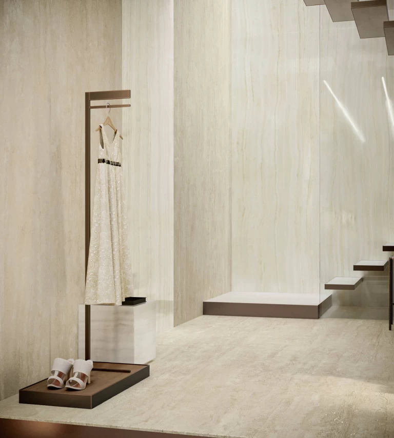 Showroom-Innenraum mit freischwebender Treppe und Wänden in Onyx Ivory, wo das natürliche Licht die warmen Farbnuancen des Materials betont.