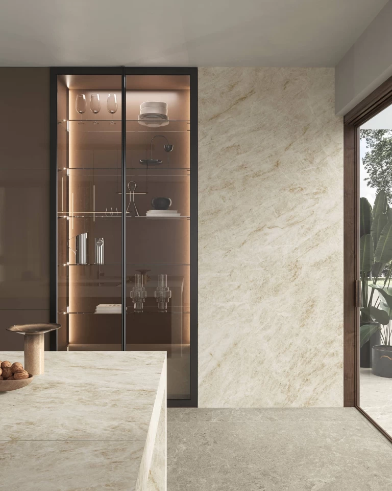 Fitted wall with backlit display cabinet and Atlas Plan Taj Mahal White marble-effect cladding.