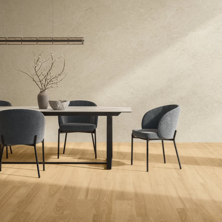 Dining area with full-height wall in Vanilla White porcelain stoneware, where natural light enhances the delicate tone-on-tone veining.