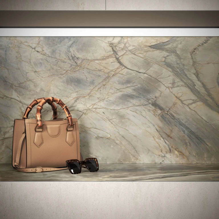 Detailansicht der Zephyr Oberfläche mit mehrfarbiger Maserung, dekoriert mit Luxushandtasche und Designer-Sonnenbrille.