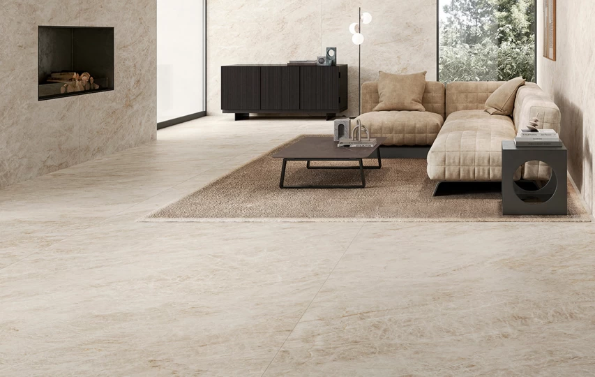 Dalles en grès cérame effet marbre clair qui reflètent la lumière naturelle dans un salon élégant