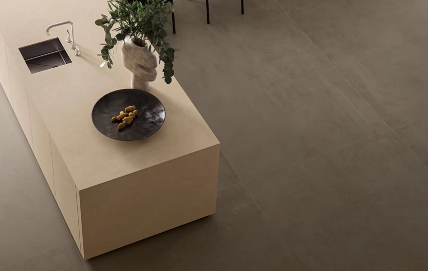 Surface en grès cérame effet béton avec texture organique et finition soft-touch