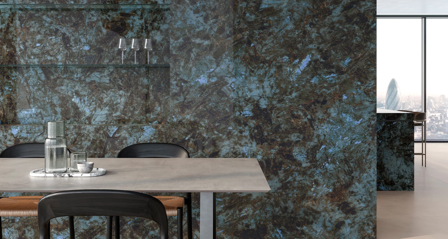 Cuisine moderne avec mur revêtu de grès cérame effet pierre foncée et reflets bleus