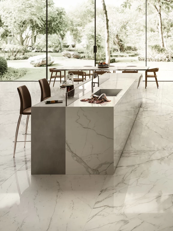 Îlot cuisine et revêtement de sol en grès blanc effet marbre - Atlas Plan
