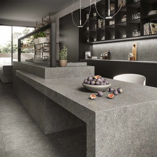 Grey and black kitchen stone-effect backsplash - Atlas Plan