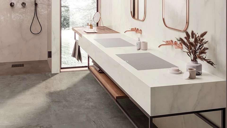 Badezimmer aus weißem Feinsteinzeug mit Doppelwaschtisch und Spiegel