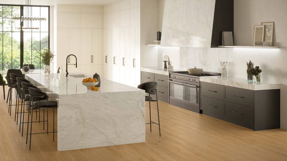 Ampia cucina con isola in gres porcellanato effetto marmo Atlas Plan