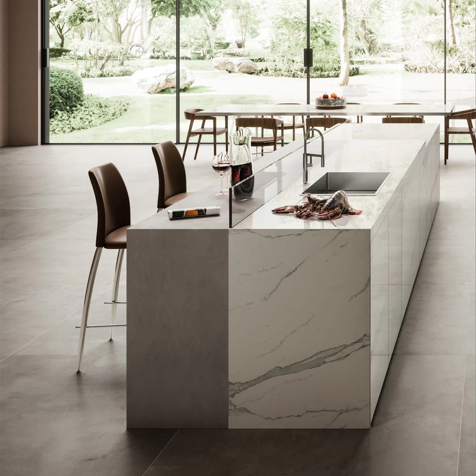Kitchen island in Atlas Plan Calacatta Extra white marble-effect