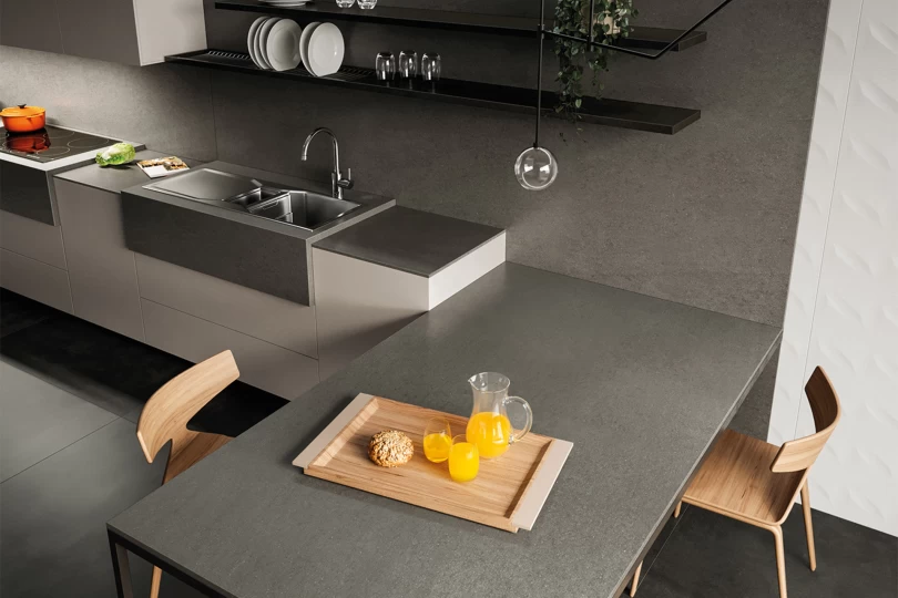 Cucina con isola e tavolo separato una soluzione innovativa