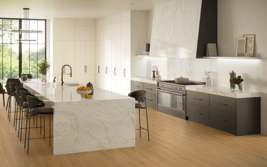 cucina e tavolo da pranzo con rivestimento in gres lucido effetto marmo Crystal White con pavimento in legno