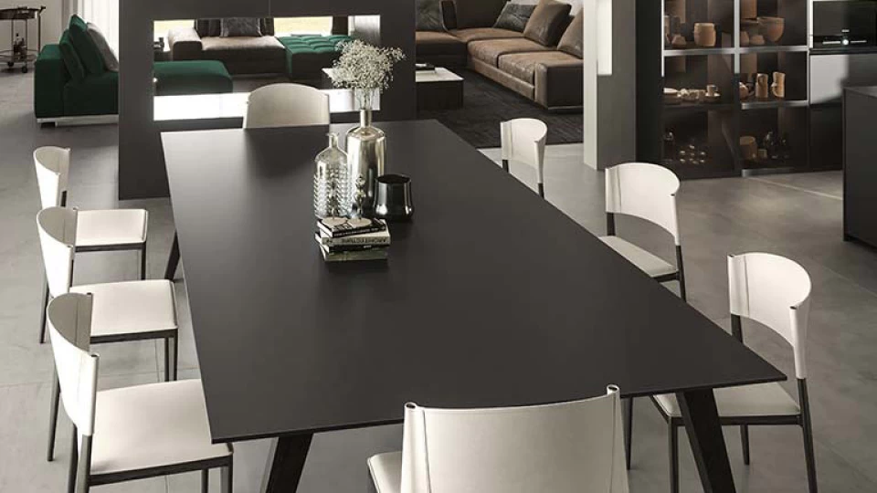 soggiorno open space con tavolo e rivestimento pavimento in gres effetto solid nero Absolute Black