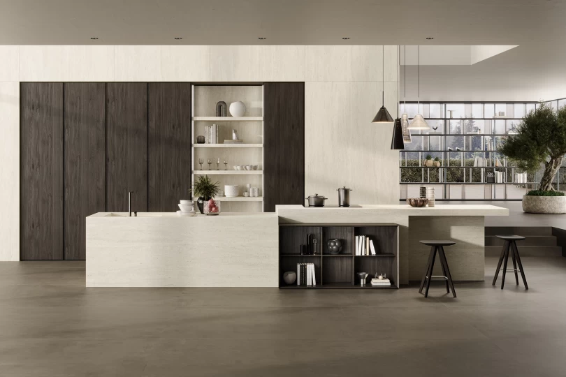 top cucina con rivestimento in gres effetto marmo bianco Travertino White con libreria e armadio nero sullo sfondo