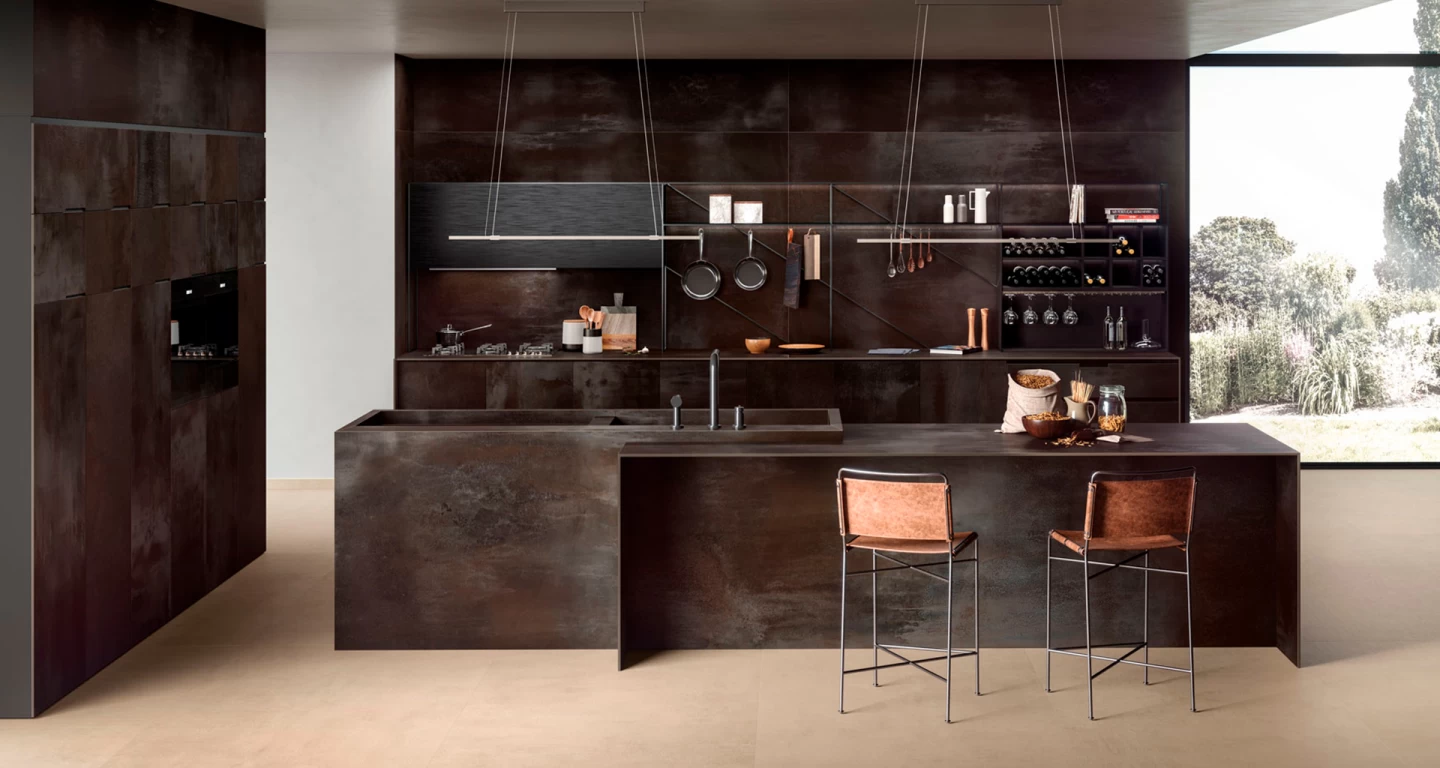 Cucina elegante con gres porcellanato effetto metallo Blaze Iron