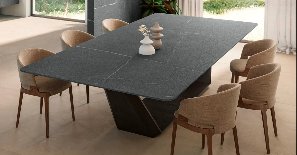 Esszimmer mit Boden aus Porzellanplatten im Großformat