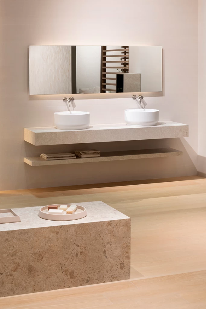 Минималистичный дизайн ванной комнаты с раковинами из керамогранита, представленными Atlas Plan на Cersaie 2025, отражающий элегантность, функциональность и внимание к деталям.