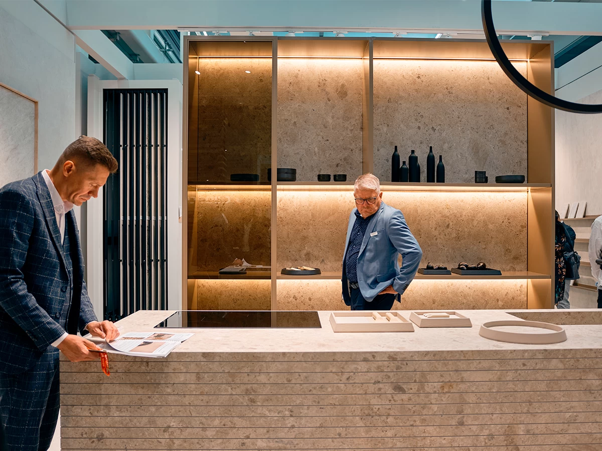 Visitantes en el stand de Atlas Plan en Cersaie 2025