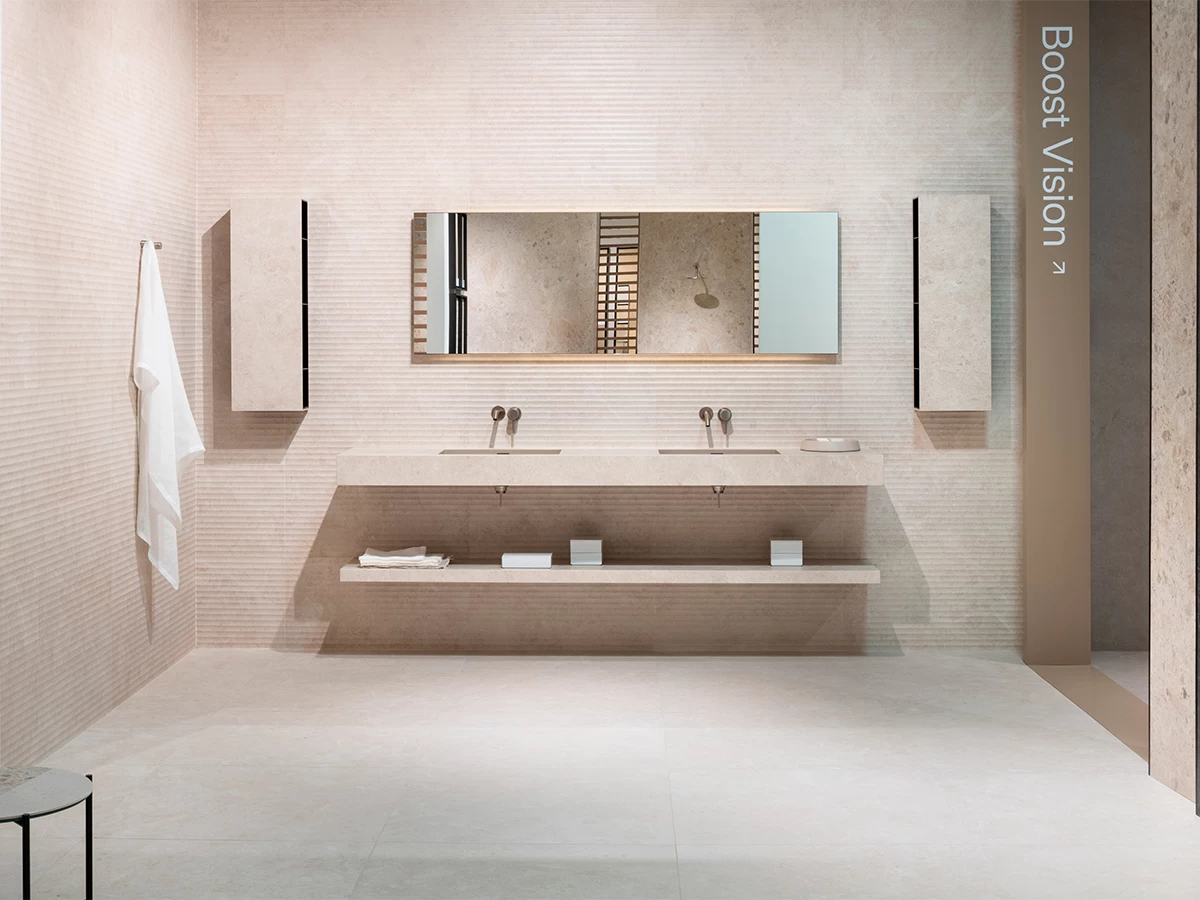 Ванная зона Atlas Plan, представленная на Cersaie 2025, где крупноформатные керамогранитные плиты создают цельную поверхность, подчеркивающую эстетику и функциональность.