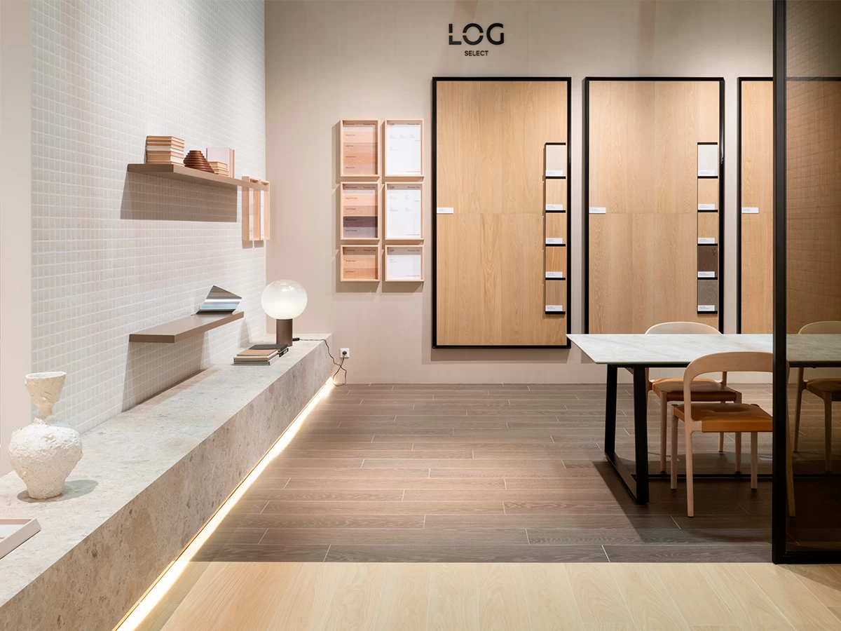 Выставочная зона на стенде Atlas Plan на Cersaie 2025 с выставочными стенами из керамогранита и дизайнерскими объектами, предлагающая посетителям иммерсивный материальный опыт.