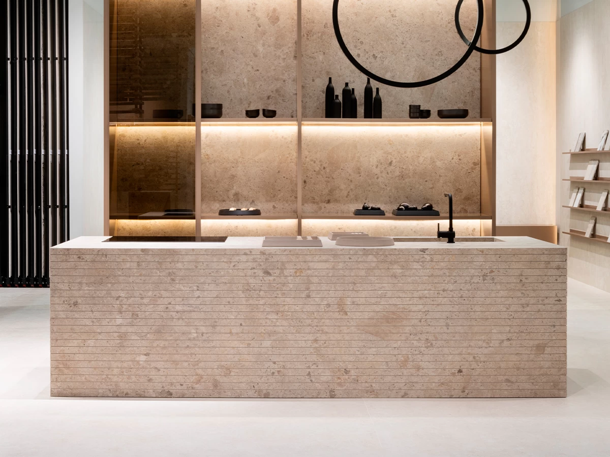 Кухонный концепт, представленный Atlas Plan на Cersaie 2025, с поверхностями из керамогранита с изысканной текстурой, сочетающий эстетику, технические характеристики и долговечность.