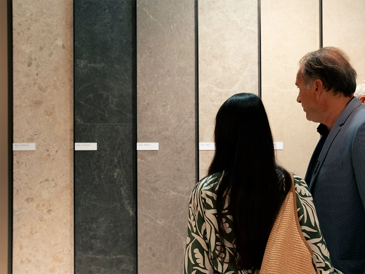 Гости рассматривают коллекции плит из керамогранита Atlas Plan на Cersaie 2025