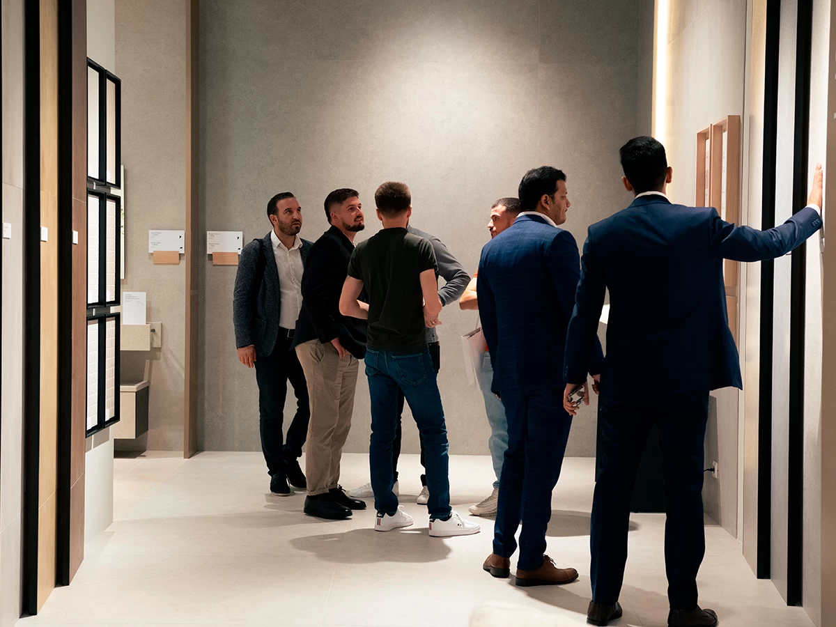 Группа профессионалов знакомится с крупноформатными плитами из керамогранита Atlas Plan на Cersaie 2025