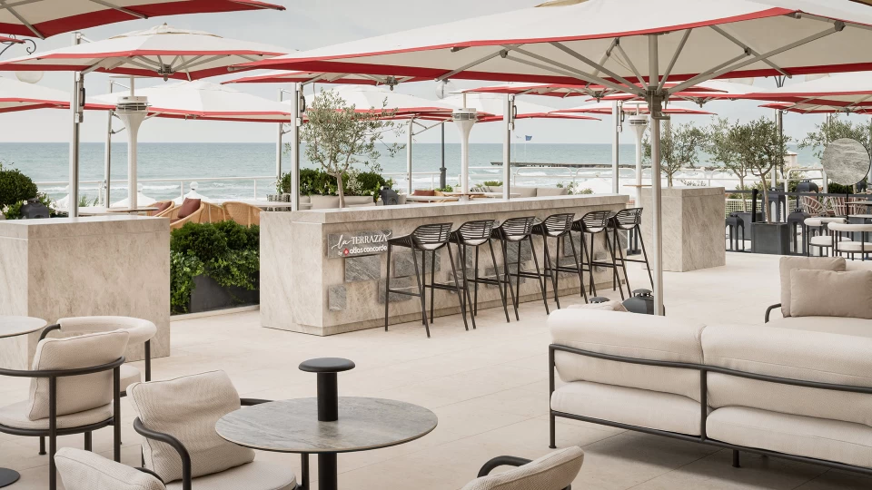 Atlas Plan e Atlas Conccorde decorano la terrazza con design contemporaneo all’Hotel Excelsior