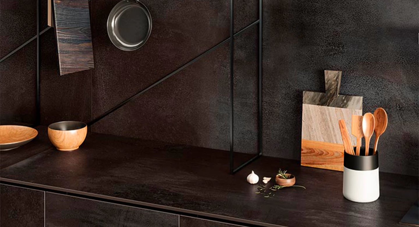 Paraschizzi cucina in stile industriale
