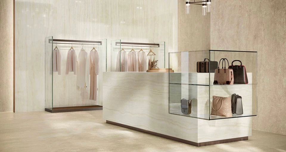 Современное коммерческое пространство с прилавком, облицованным керамогранитом Onyx Ivory Atlas Plan с эффектом свечения