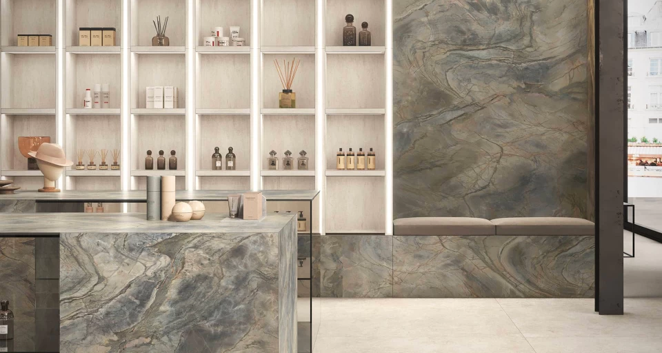 Облицовка из керамогранита Zephyr Atlas Plan с подсветкой полок и сильным визуальным эффектом