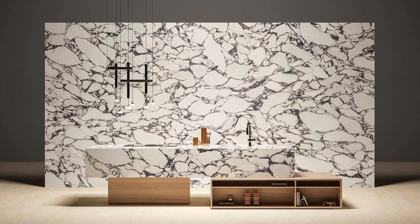 Открытая кухня с центральным островом, облицованным керамогранитом Calacatta Viola Atlas Plan с интенсивными фиолетовыми прожилками