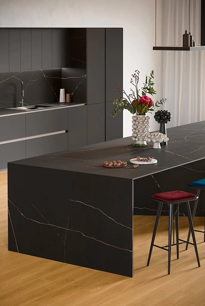 Monolithic kitchen with Atlas Plan porcelain stoneware surfaces