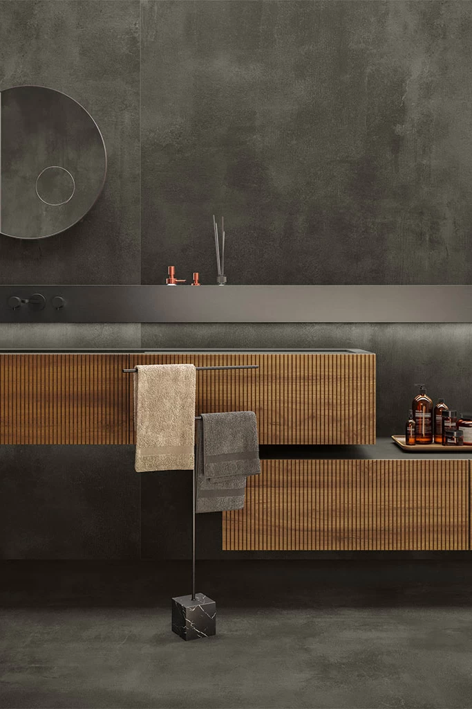 Ambiente bagno con rivestimenti in gres porcellanato scuro