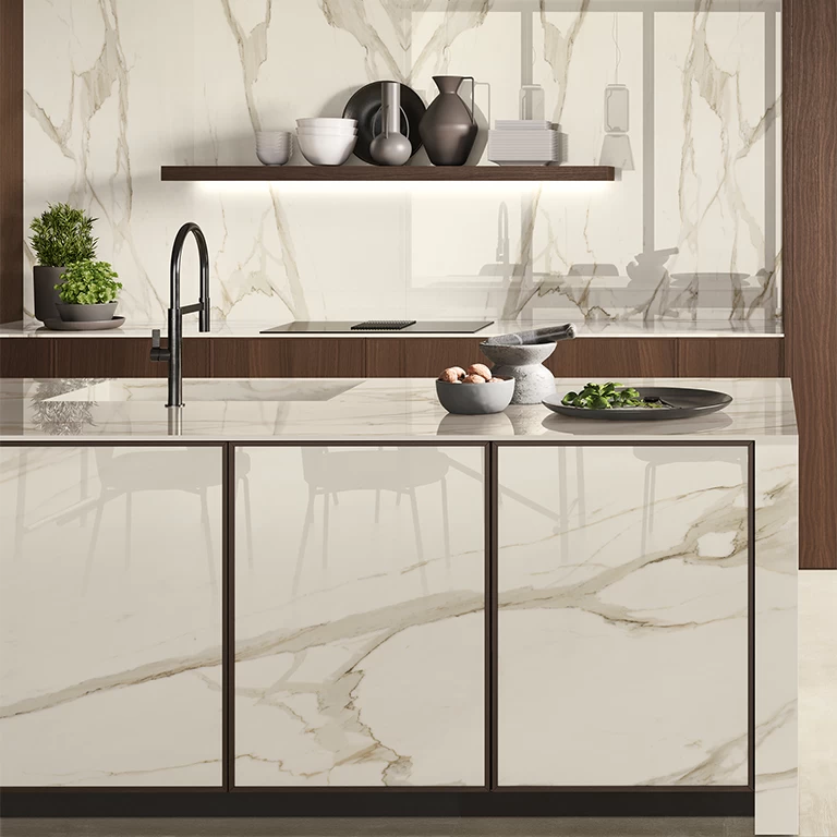 Monolithic kitchen with marble-effect surfaces and material continuity