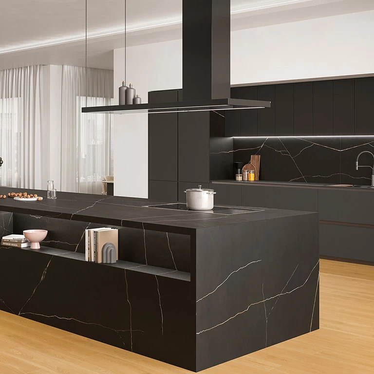 Monolithic kitchen island in dark porcelain stoneware with a sculptural effect