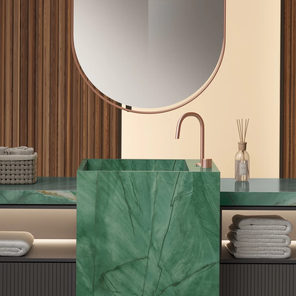 Bar cladding with green marble-effect Atlas Plan surface as accent colour