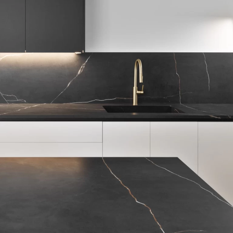 Kitchen with black marble-effect porcelain stoneware slabs Black Atlantis by Atlas Plan